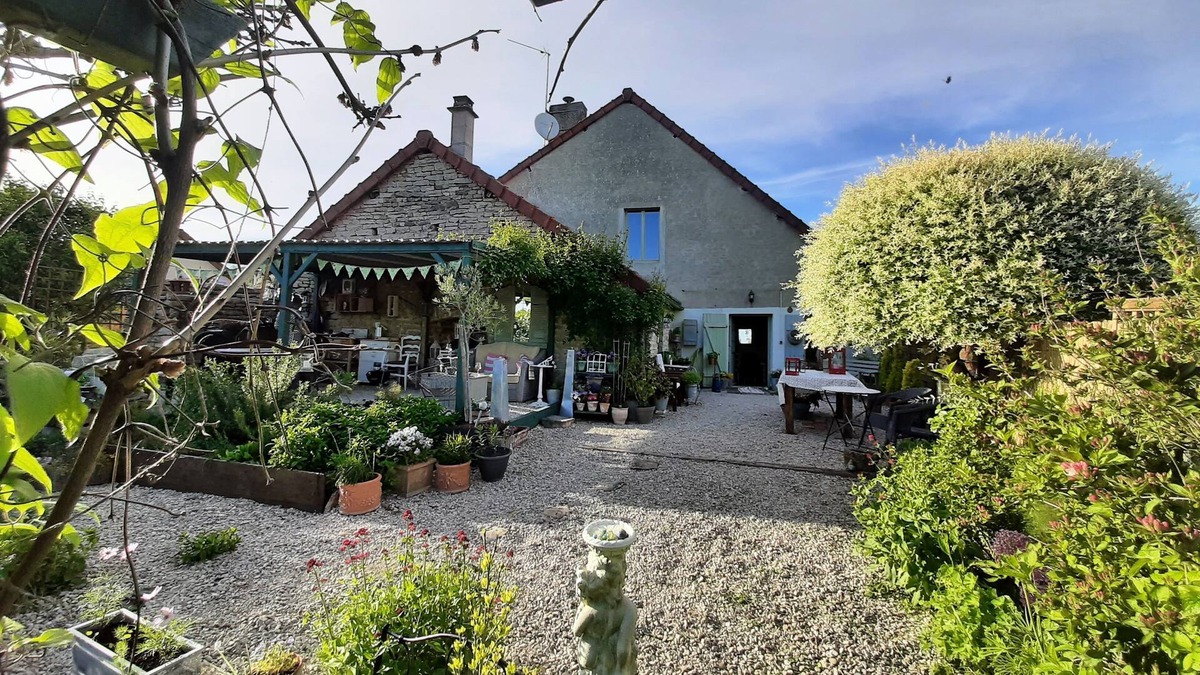 Creancey House | Restored Farmhouse in village setting within easy reach of interesting places.