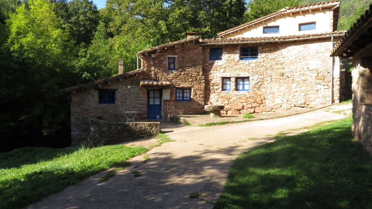Riudaura Cottage | Restored mill 4 p, heated communal swimming pool (S Sta. to P. Decbre.)