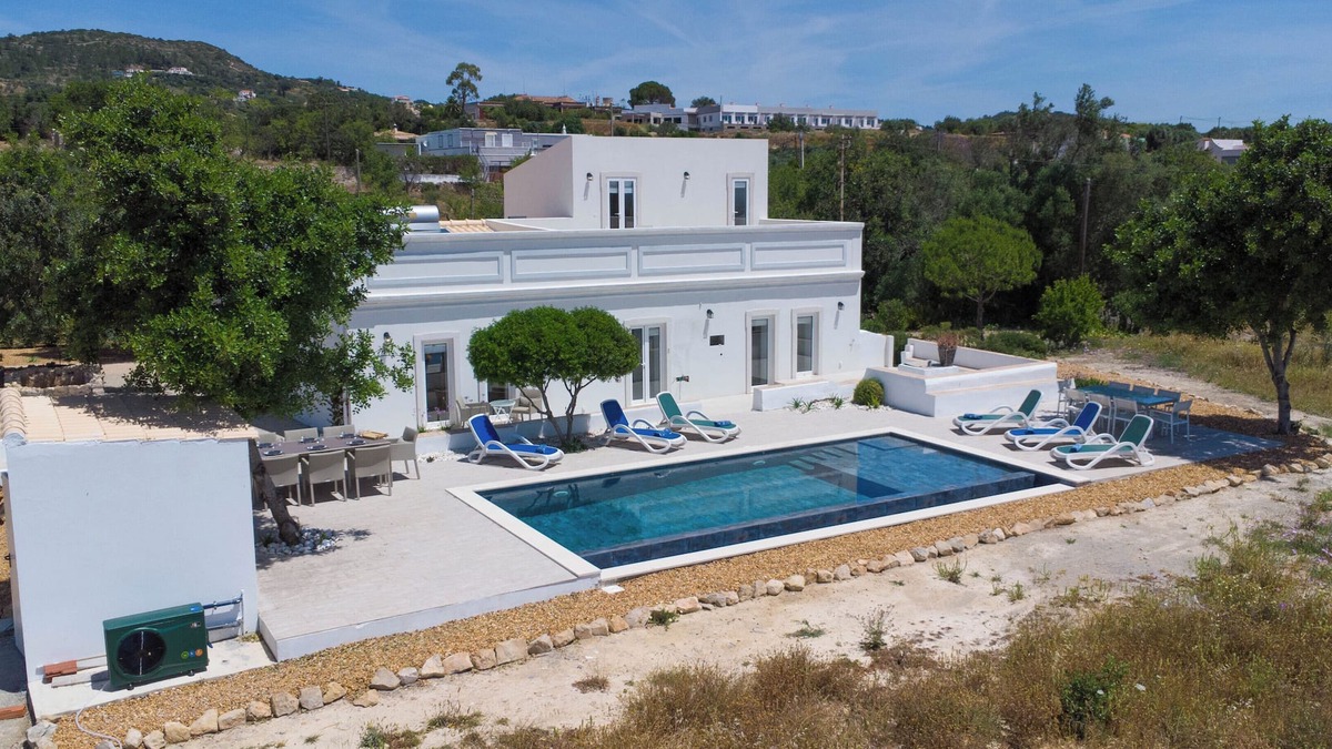 Poco do Mouro Villa | Restored Country Manor ,V4, salt water heated pool, large gardens, sea views