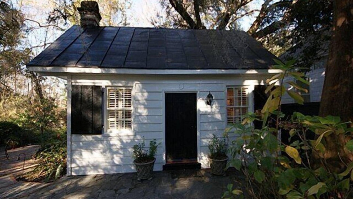 Summerville Historic District Cottage | Restored servants' quarters for 1812 house in heart of Historic District