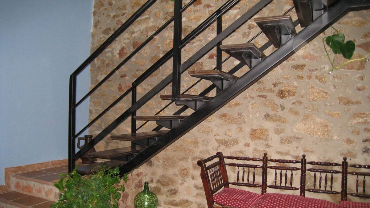Hoyos Cottage | Restored town center with footbolin