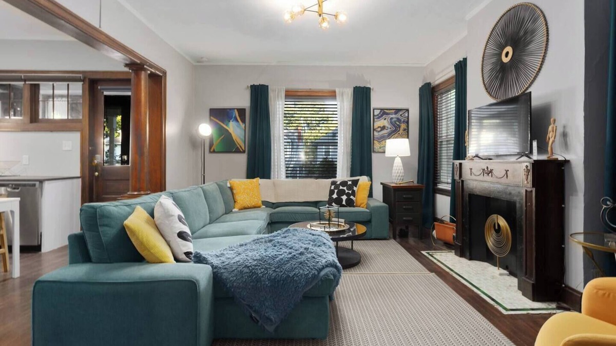 Southmoreland Apartment | Restored Triplex | 3 Queen Beds
