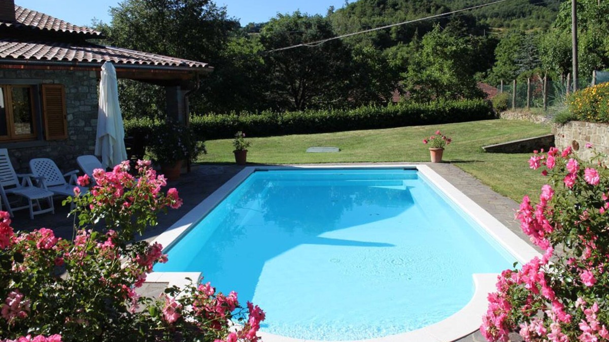 Caprese Michelangelo Villa | RESTORED VILLAGE HOUSE WITH PRIVATE SWIMMING POOL SLEEPS 4n