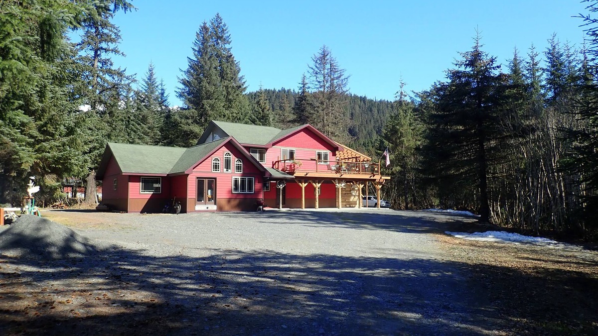 Bear Creek House | Resurrection Peaks Lodge. Upper unit sleeps 6, private lot and close to town.