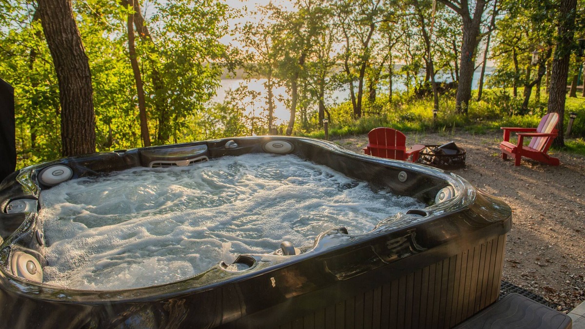 Belmont Cabin | Retreat 95 - Beautiful cabin with hot tub and tiki bar at Pelican Lake