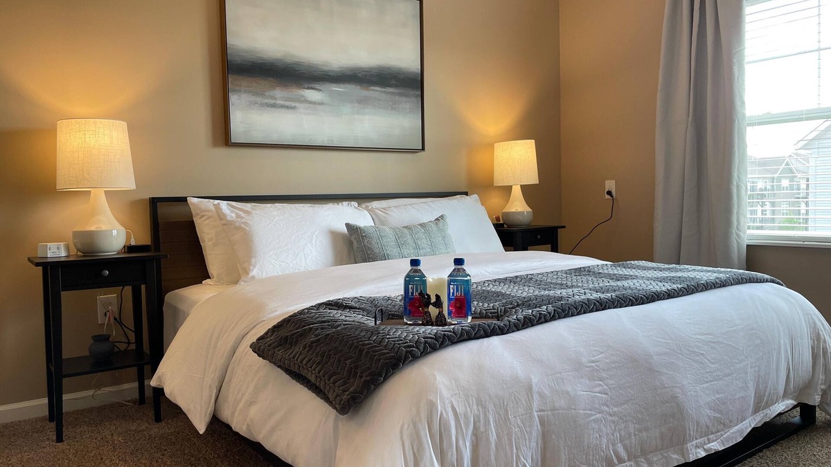 Tuttle West Apartment | Retreat At The Charles | Top Floor | Amazing Beds