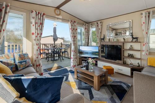 Cheriton Bishop Ski Chalet | Retreat at the Lake - Fishing Lakes, Heated Outdoor Swimming Pool 500yrds on Sister Park