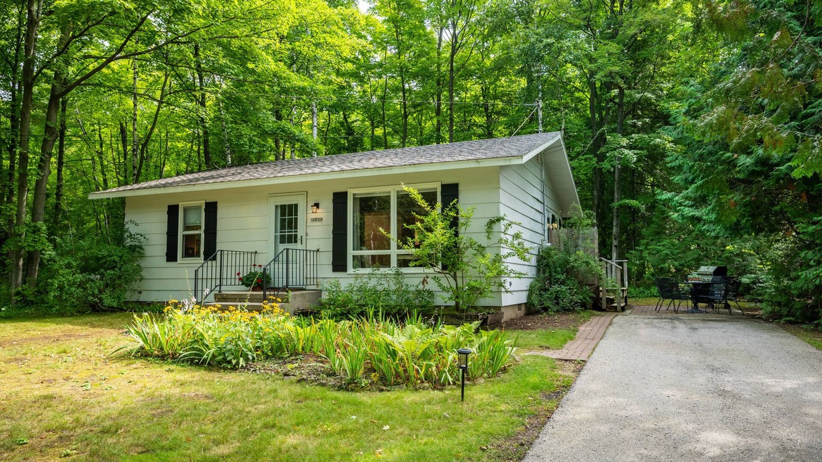 Sister Bay House | Retreat on a wooded lot within walking distance of downtown!