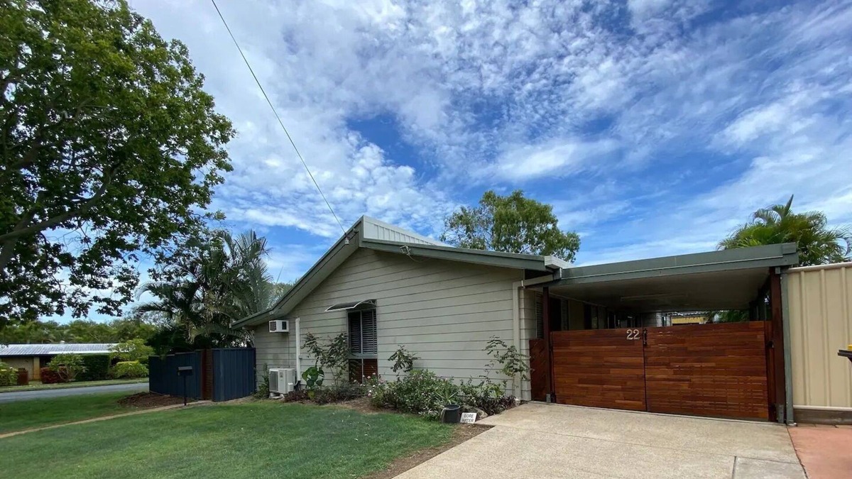 Slade Point House | RETREAT ON JANZ cheerful 4BR home, pool/games room