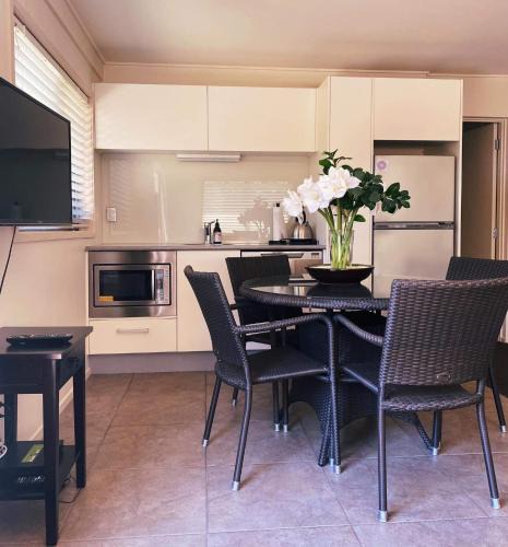 Mount Maunganui Apartment | Retreat on Rita ~ Downtown Mount Maunganui with beach access