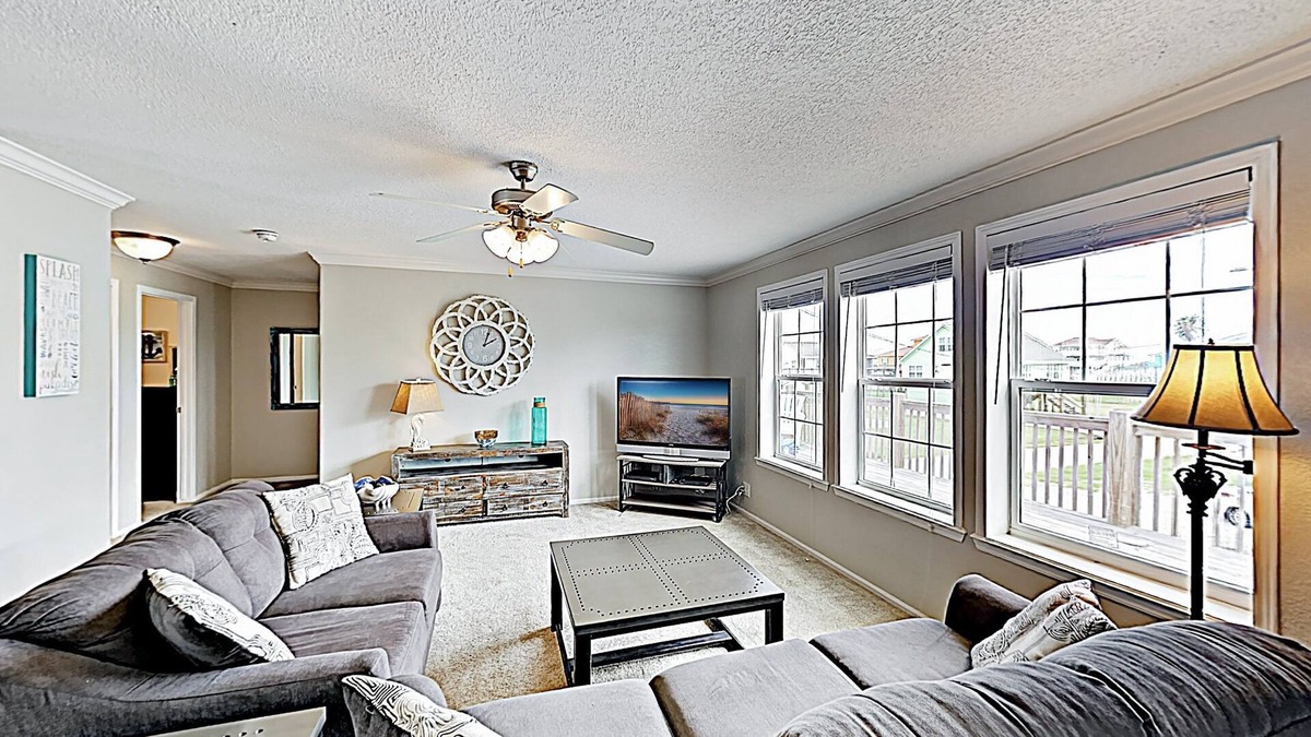 Crystal Beach House | Retreat | Steps to Beach | Dog Haven