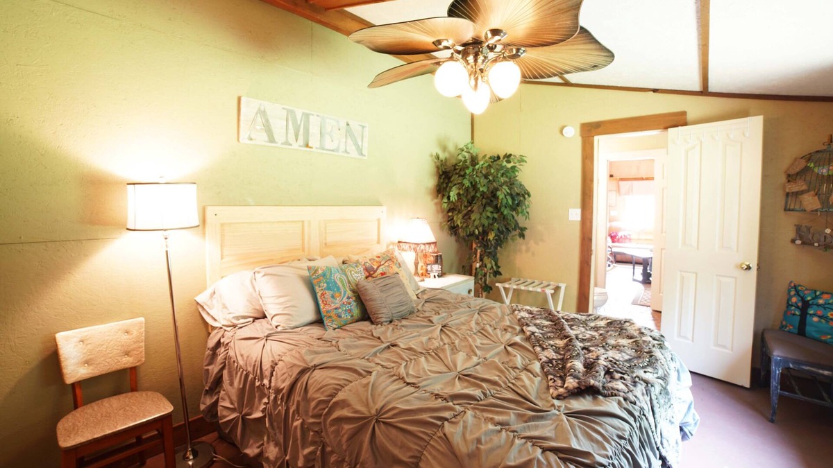 Pendleton House | RETREAT TO HORSE COUNTRY & STAY IN THE ADORABLE PRIVATE TACK HOUSE