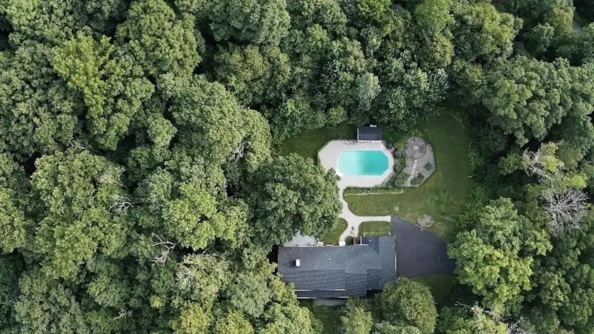 Warwick House | Retreat with Hot Tub, 10 Min to Skiing, Fireplace and Firepit!