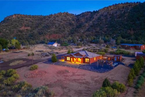 Apple Valley House | Retreat, Zion view, Hot Tub, RV Parking, 27 miles Zion