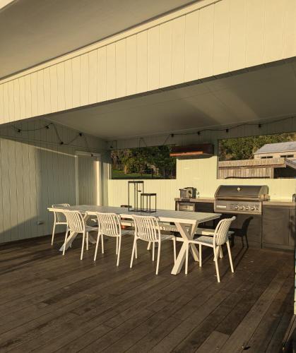 Kuaotunu House | Retro 4 Bedroom Kuaotunu Bach