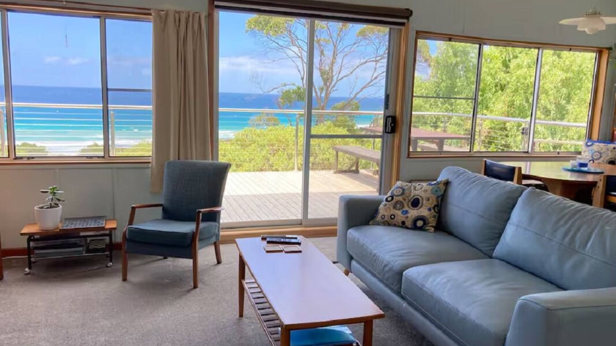Separation Creek House | Retro Beach house for 2