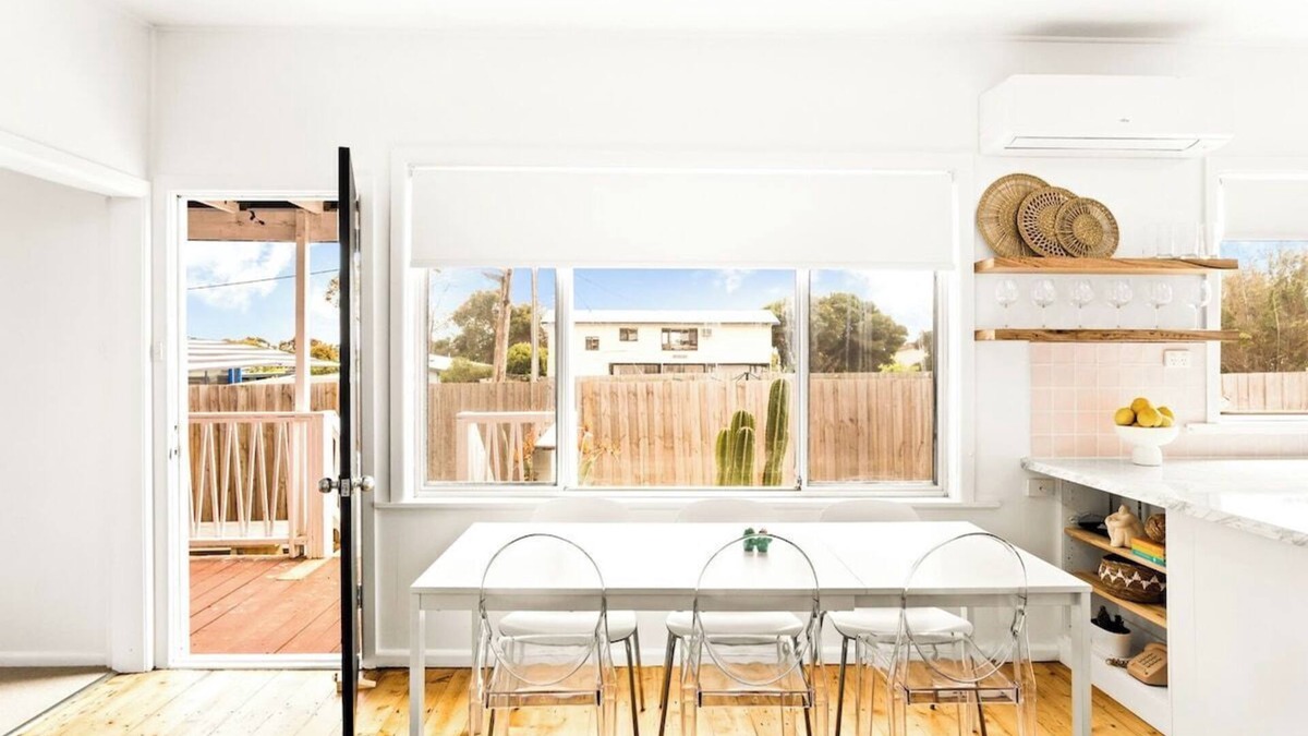 Cowes House | Retro Bungalow near Beach and Shops