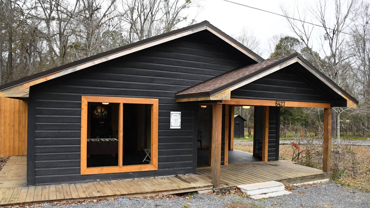 Chatham House | Retro Camper. A cozy stay in the country near Caney and Chatham Lakes