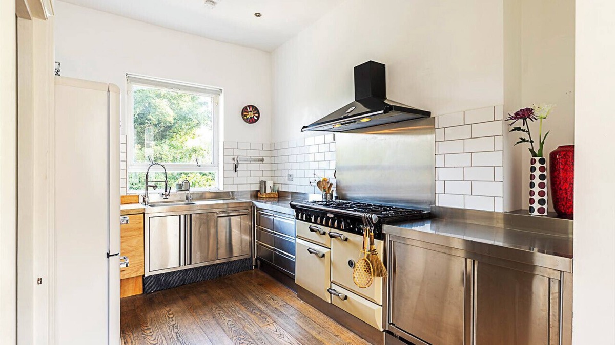 Stroud Green Apartment | Retro Charm and Modern Comforts
