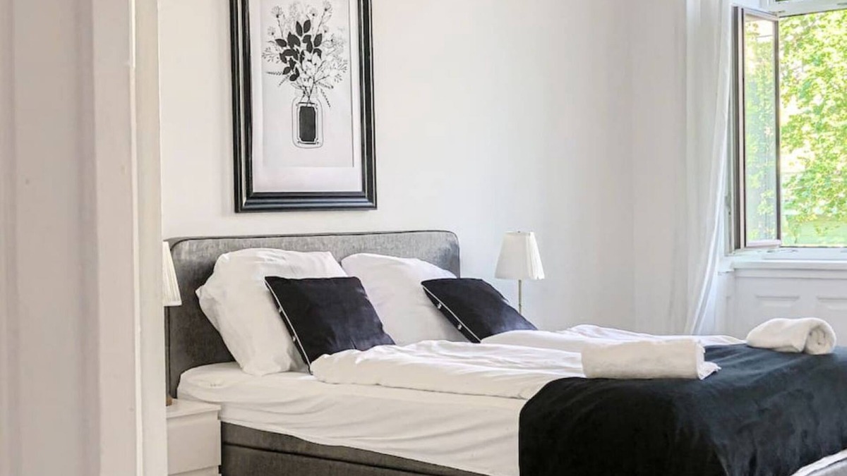 Wahring Apartment | Retro Charm Budget 1BR Apartment near AKH Hospital