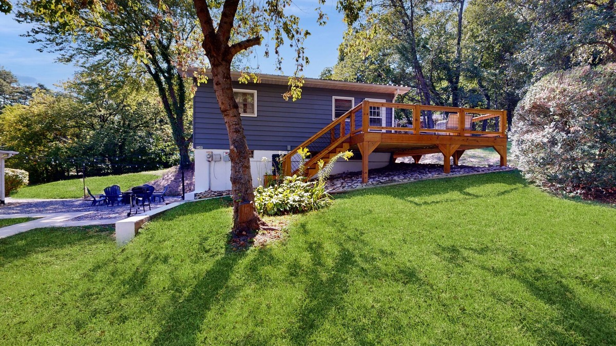 Bent Creek Apartment | Retro-chic 1920s style apartment near NC Arboretum & downtown Asheville