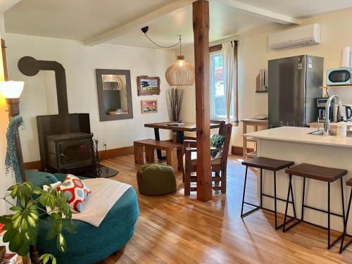 Wakefield Apartment | Retro-chic retreat in the heart of Wakefield