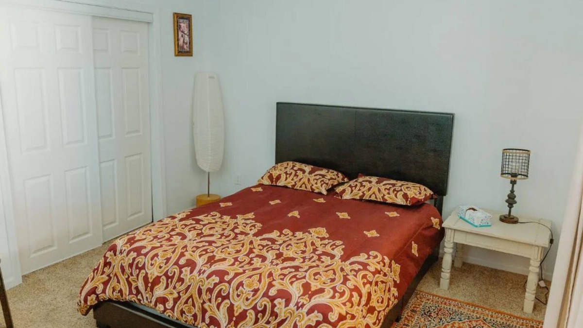 Biggs Field Apartment | Retro Comfortable Studio w/Private Entrance #3 🐶