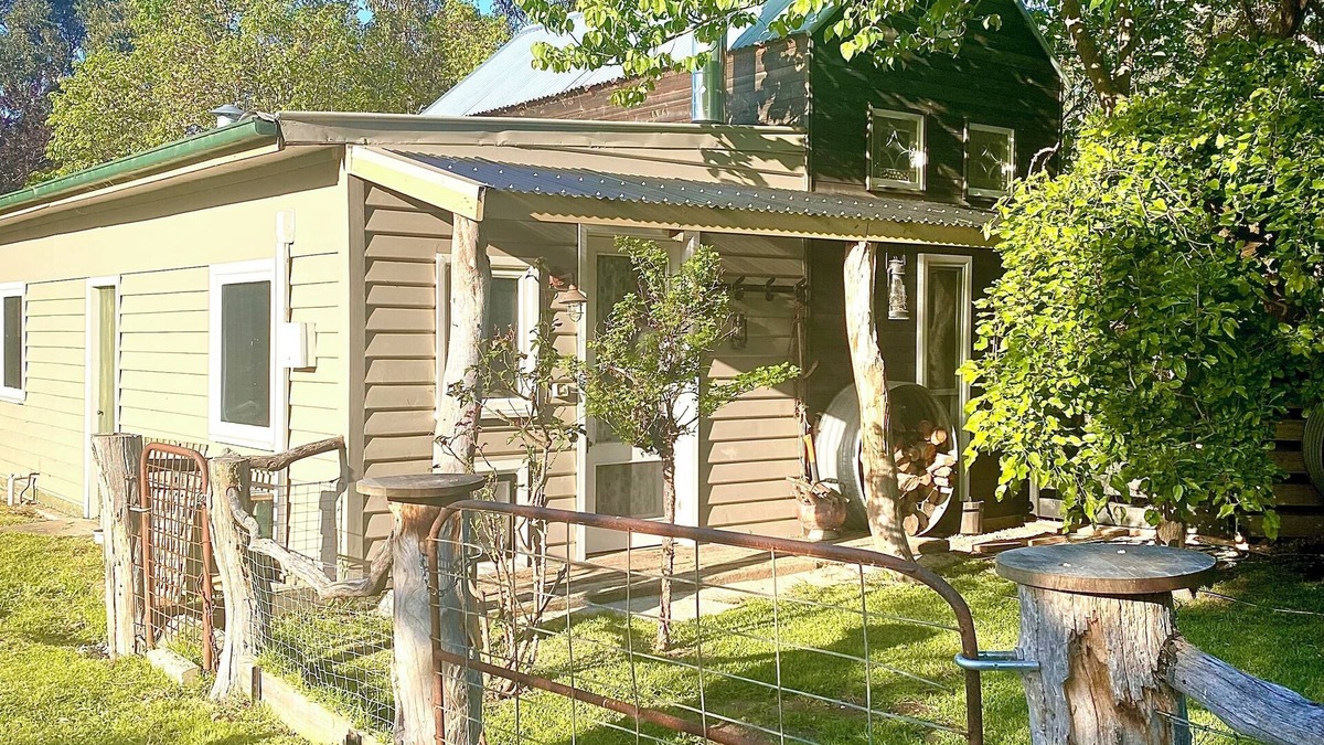 Wallington Cottage | Retro Dog Friendly Farm Cottage near Ocean Grove with pet donkeys! New listing!