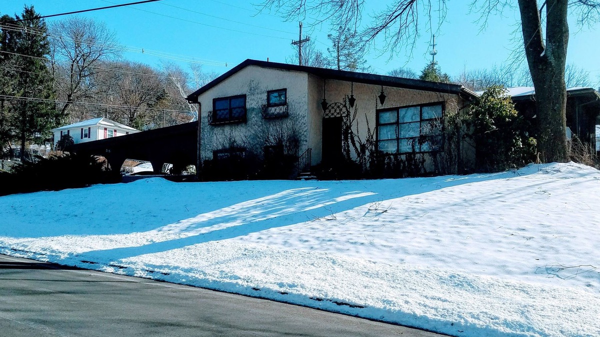 Easton House | Retro Experience close to RT 22 and Easton, Bethlehem, PA & Philipsburg NJ!