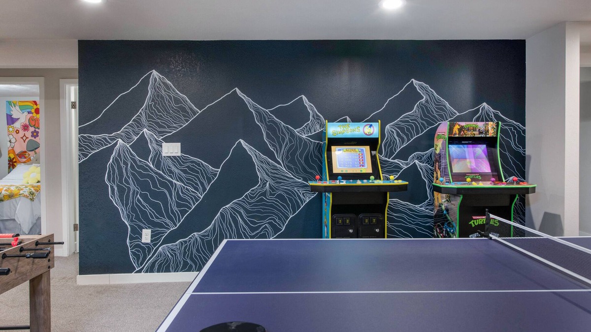 Lamar Heights Area House | Retro Family Hub - perfect for large groups! Arcade, Nostalgia, Ping Pong