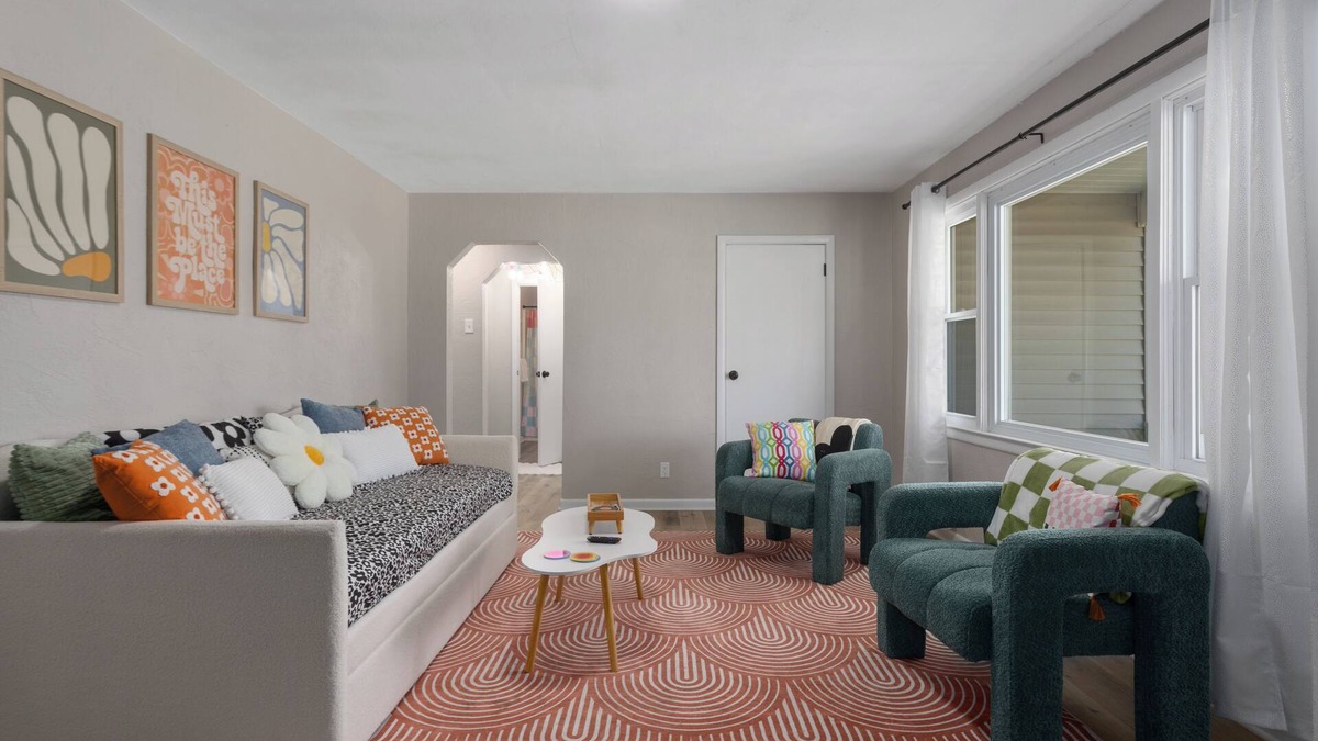 Independence House | Retro Funky Stay less than 10 minutes from Arrowhead!