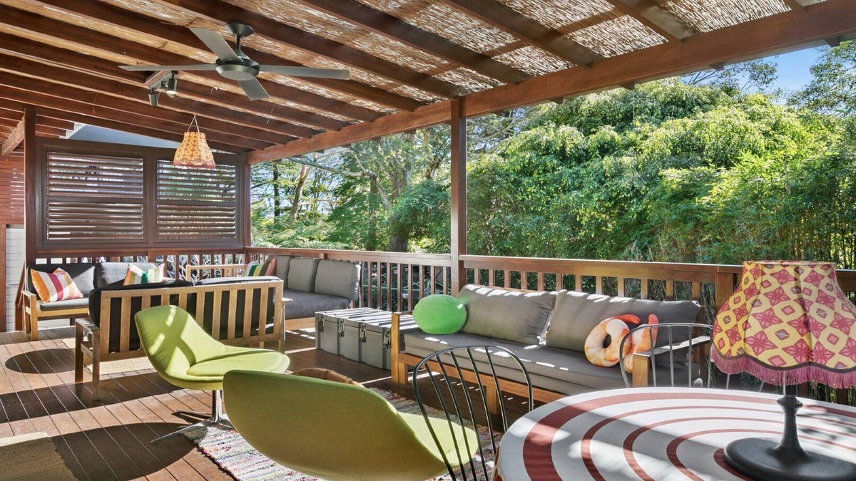 Bateau Bay House | Retro inpsired house just 100m to beach