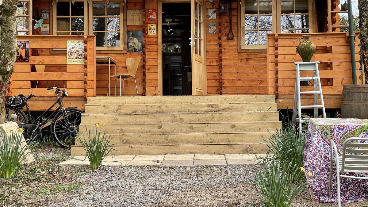 Bovey Tracey Cabin | Retro Lodge nr Dartoor with hot tub & opt sauna