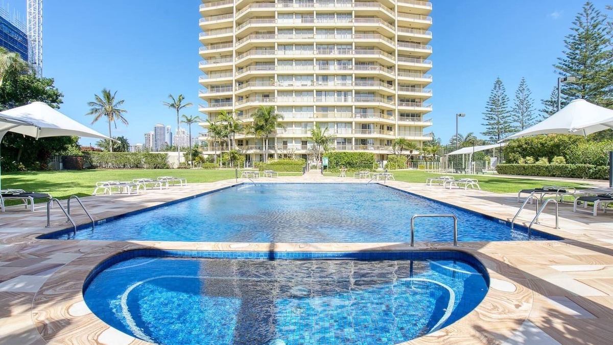 Main Beach Apartment | Retro Main Beach Hidden Gem with Waterfront Views