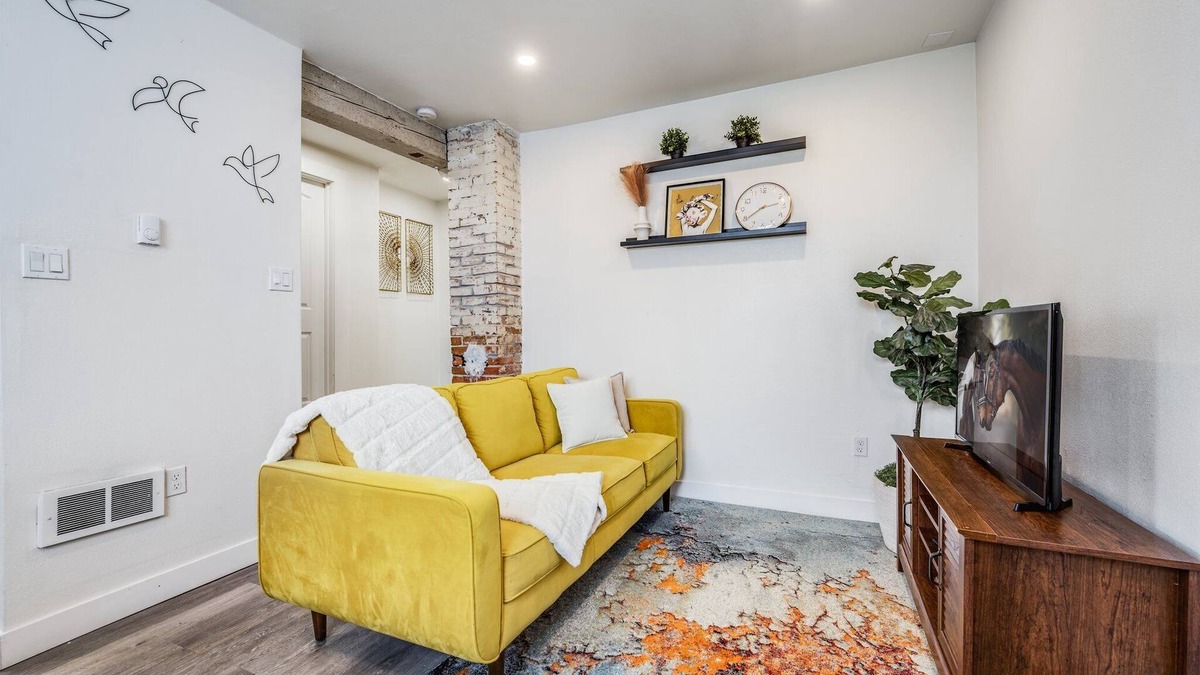 Hilltop House | Retro Modern Suite - 1b/Full Kitchen/Office/Private Backyard/Mt.Rainier/DT