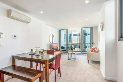 Doncaster Apartment | Retro Modern with Pool near Westfield Doncaster