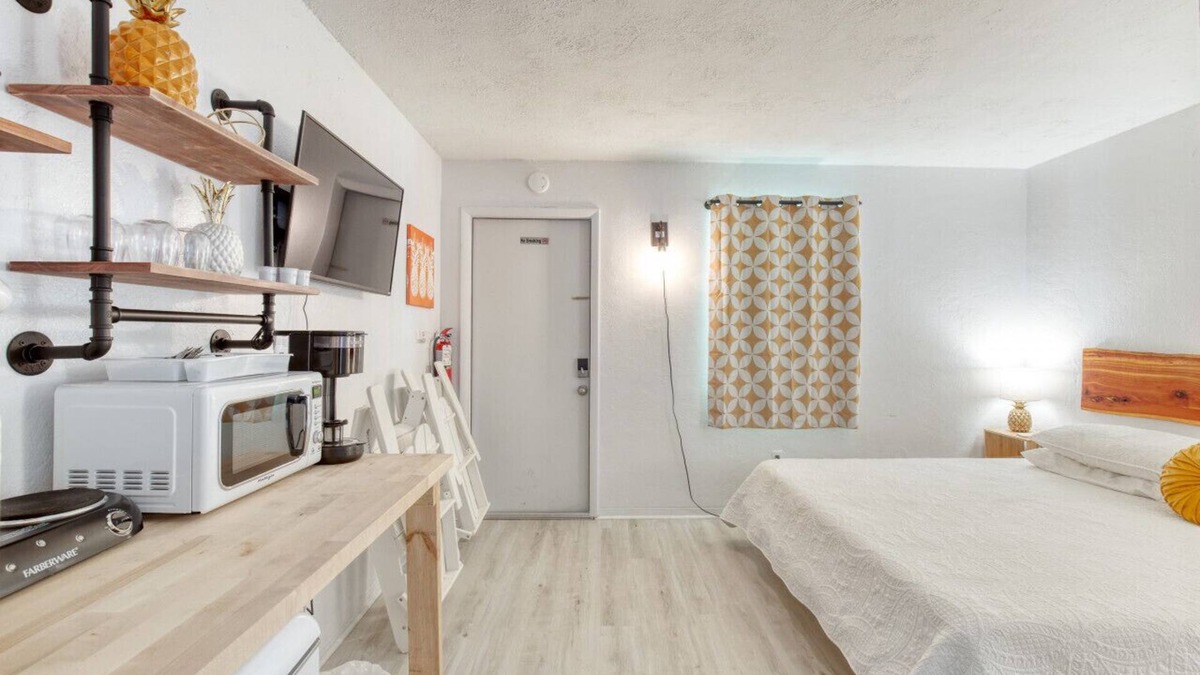 Bridgeport Heights Hotel | Retro motel walk to beach, Wi-Fi
