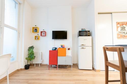 Downtown Angers Apartment | Retro Pop