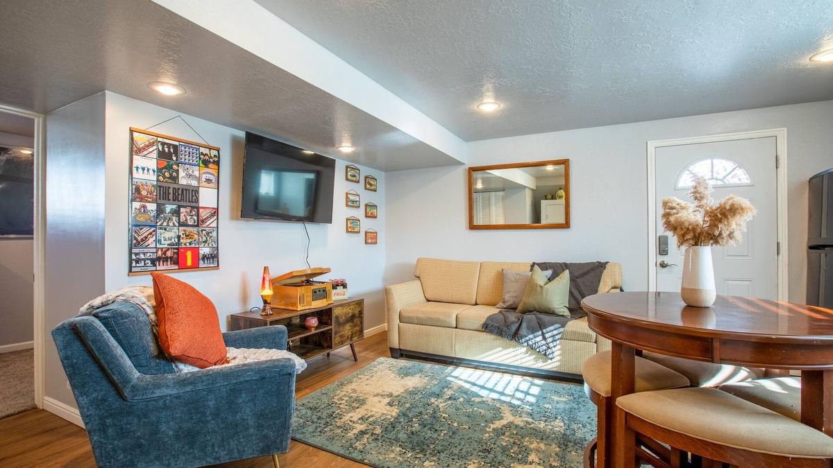 West Bountiful Apartment | Retro Retreat - Full Kitchen, Near Downtown SLC .