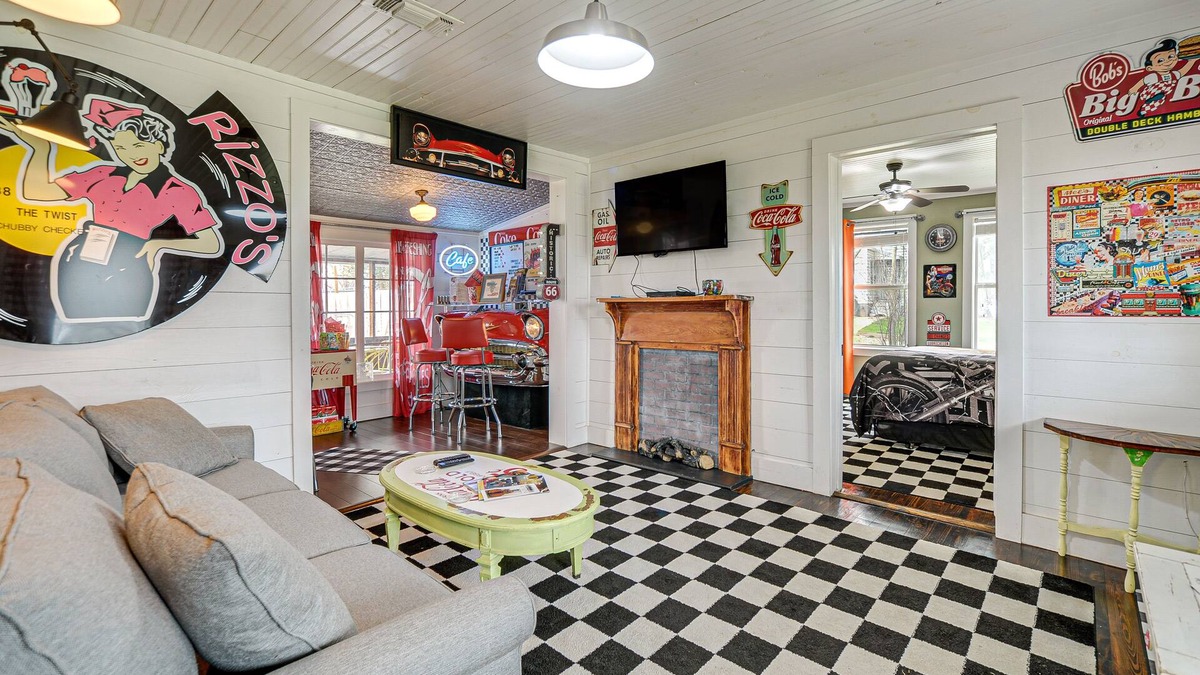 Llano House | Retro Retreat in Llano w/Screened Porch!