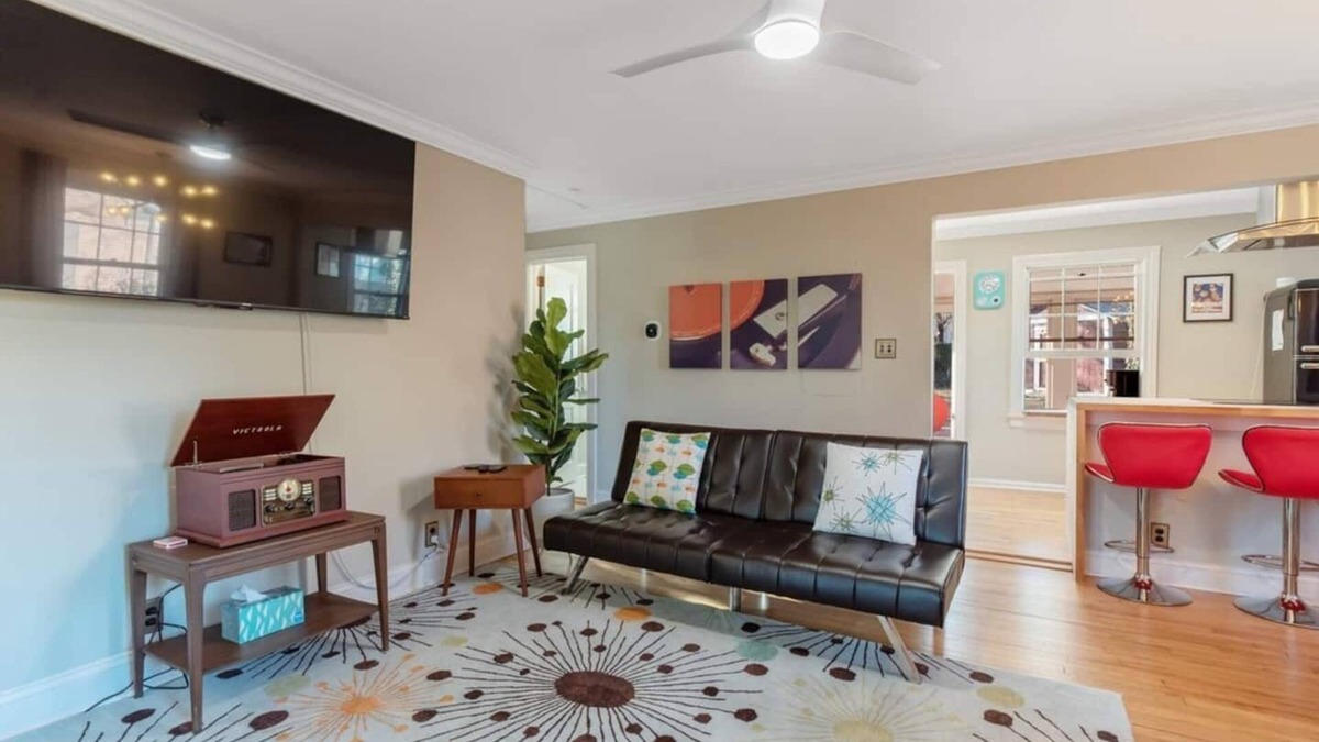 East Raleigh House | Retro Retreat | Near Heart of Downtown | King