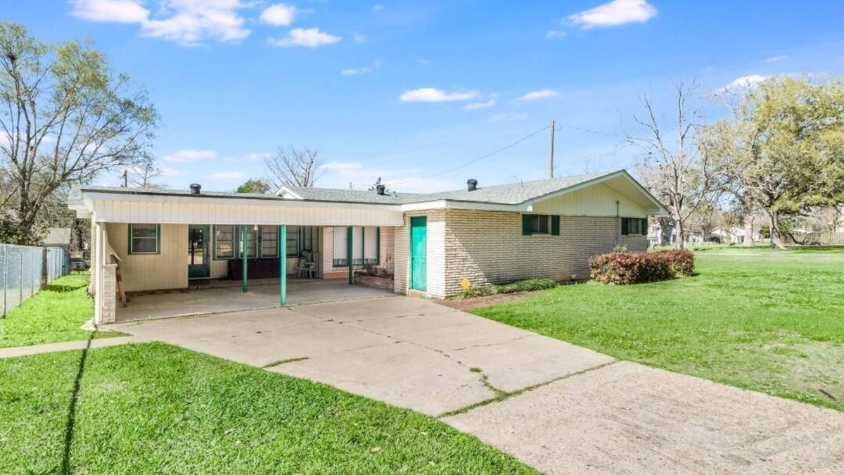Washington House | RETRO RETREAT - Perfect Get Away In Washington, La with WiFi, AC & MORE