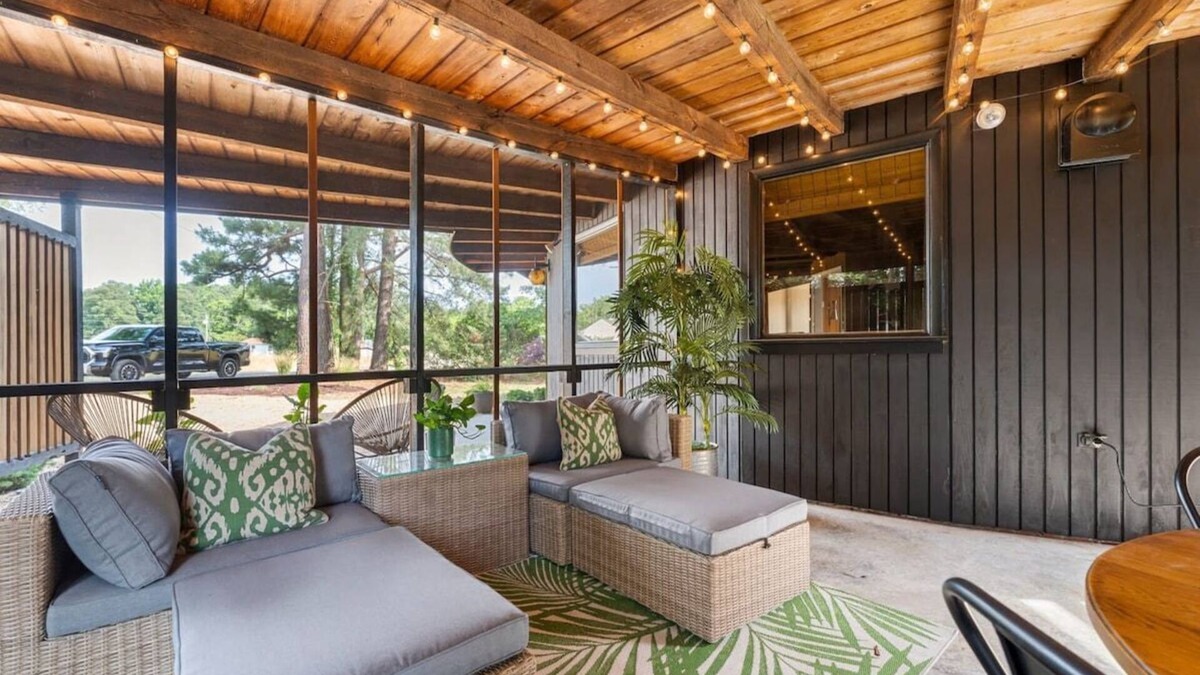 Mount Holly House | Retro Retreat w/Beaches, Pool + Tennis + Firepit