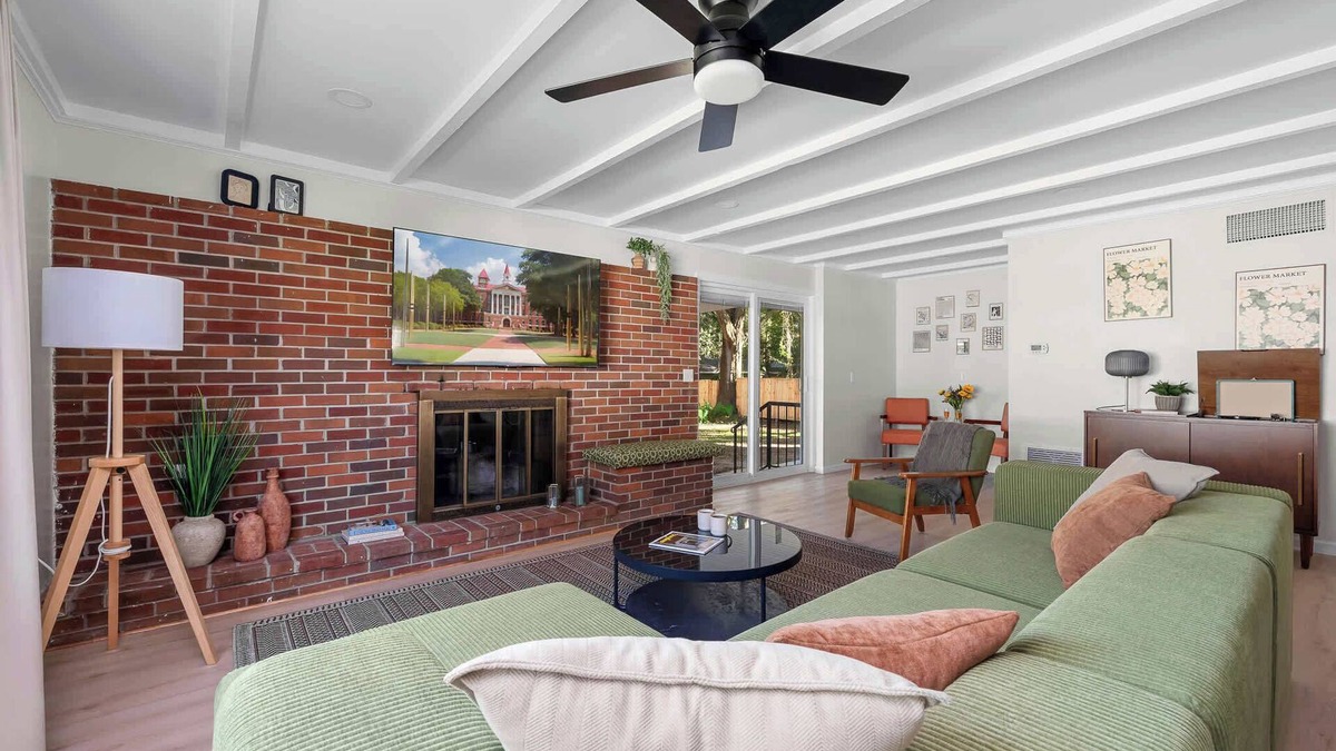 Alachua House | Retro Revival - Mid-Century Refuge w/a '70s Twist!