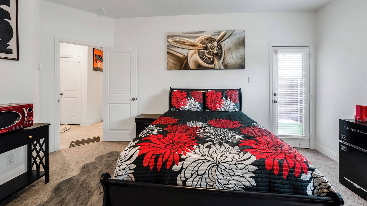 Lewisville House | Retro-style hotel suite with garage & pet-friendly perks