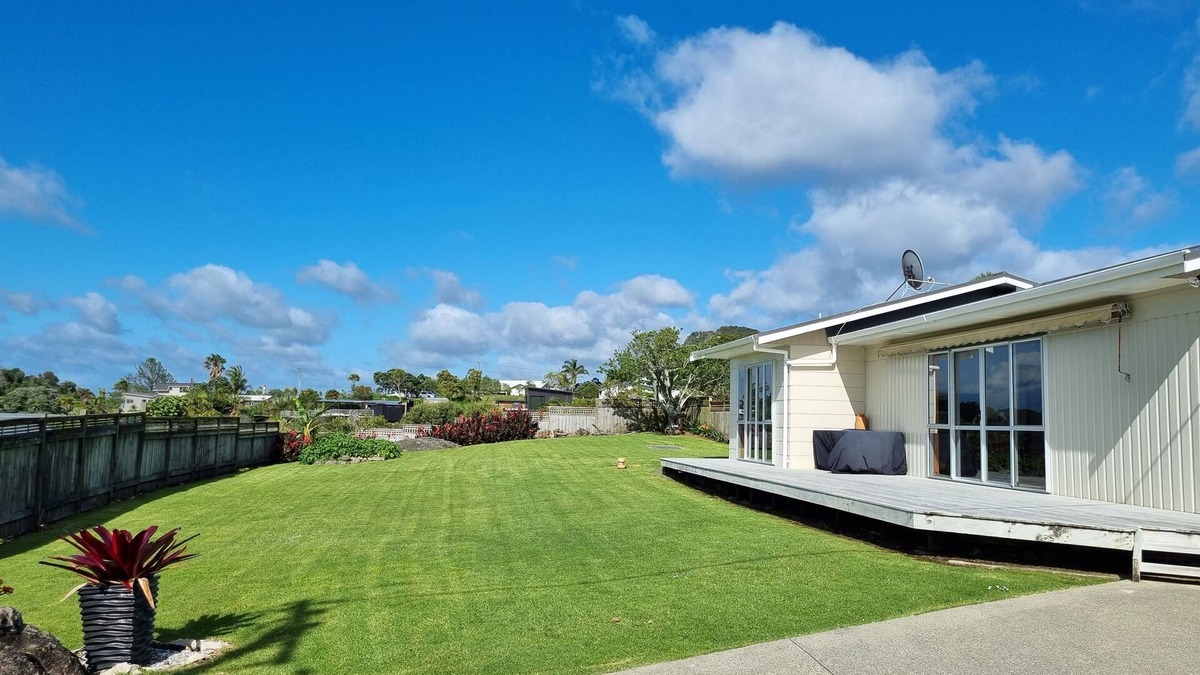 Whangarei Heads House | Retro styled classic kiwi bach in Taurikura