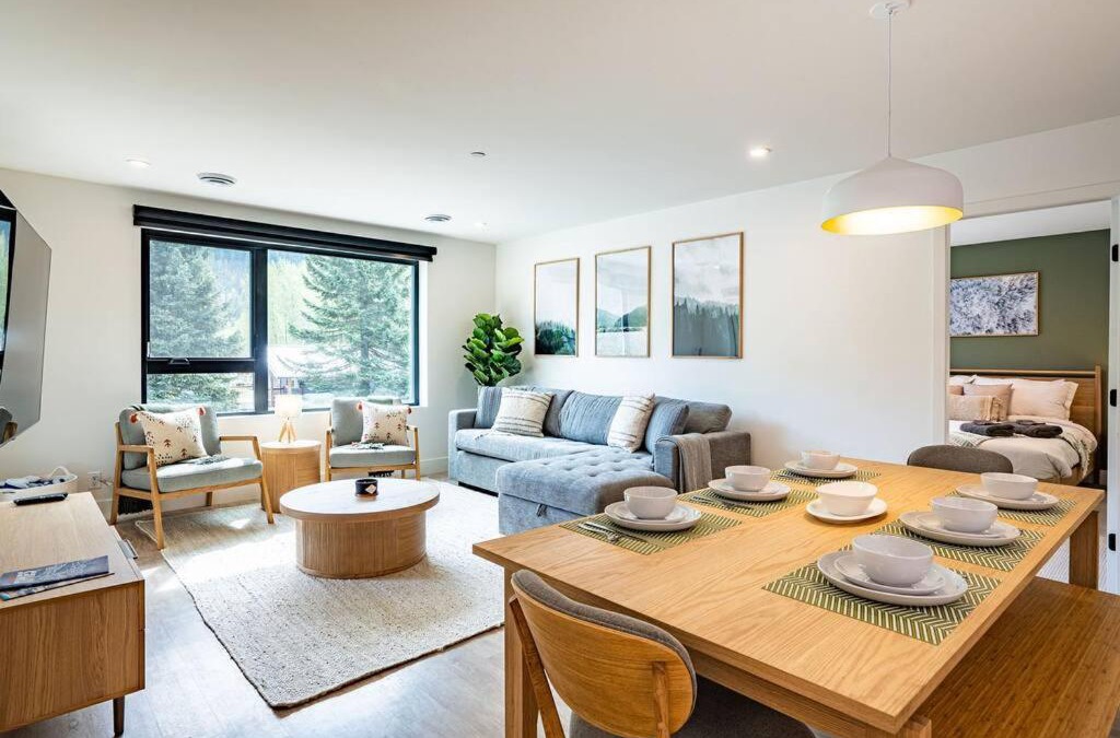 Revelstoke House | Revy Bliss - Dazzling Condo in the Mountains