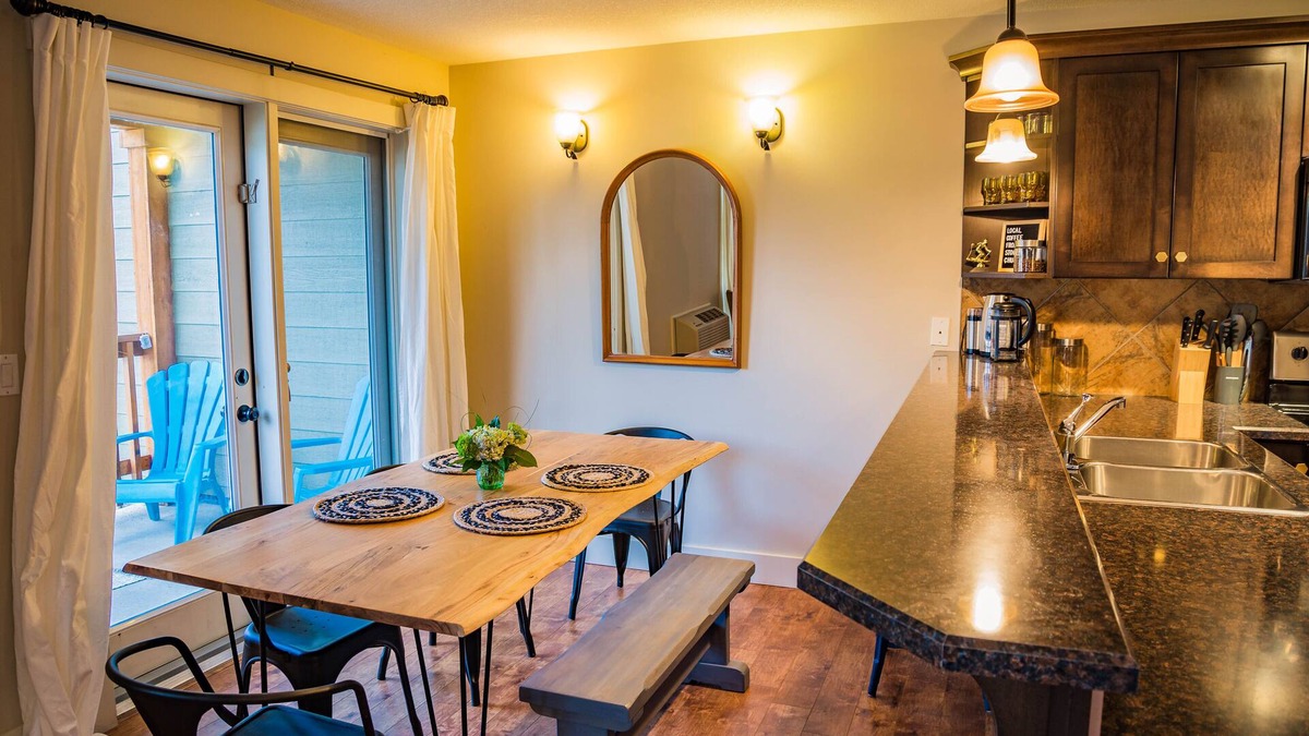 East Kootenay Apartment | Rewind Radium | Groundfloor Getaway| 2 Patios | Jacuzzi Soaker Tub | Family Ftrs
