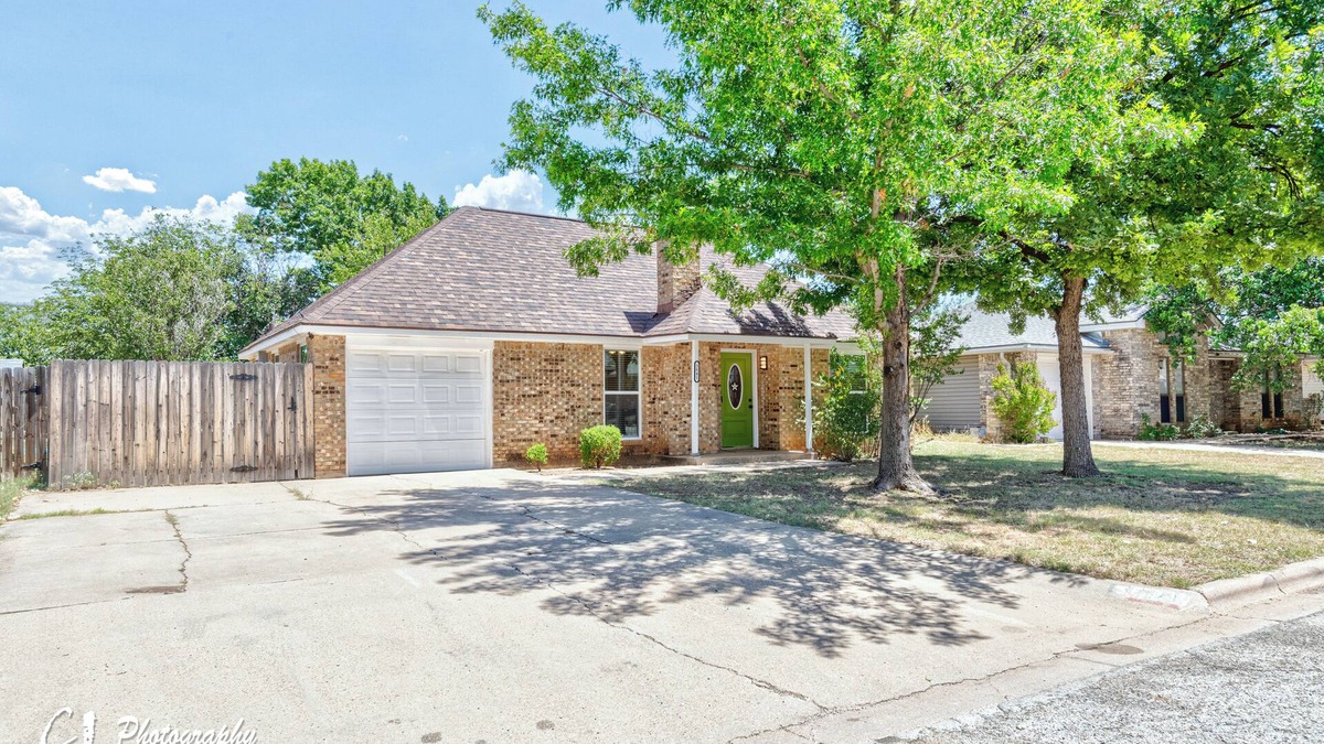 Abilene House | Rex Ranch is a comfortable conveniently located 3 bedroom 2 bath home.