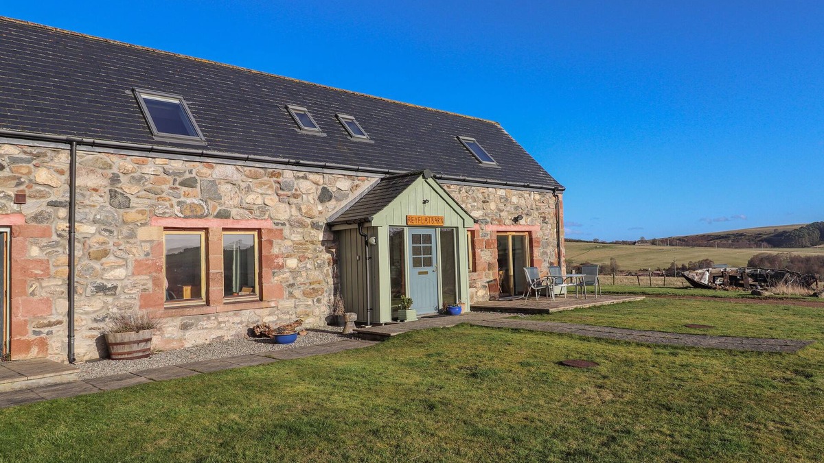 Fortrose Cottage | REYFLAT BARN, family friendly, with a garden in Rosemarkie
